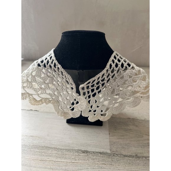 Woman’s white crocheted collar with no closure - Picture 2 of 4